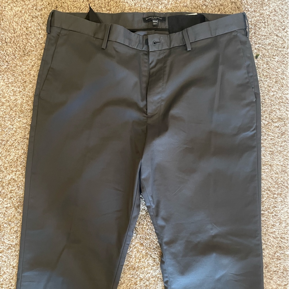 Banana republic men’s dress pants size 38x32 slim fit. Never worn